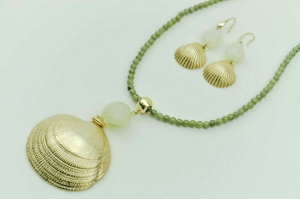 Long necklace with gold scallop shell earrings, designer Axelles, buy online, kopen, kupit.
