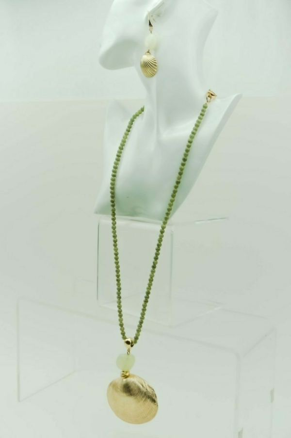 Long necklace with gold scallop shell designer Axelles, buy online, kopen, kupit.